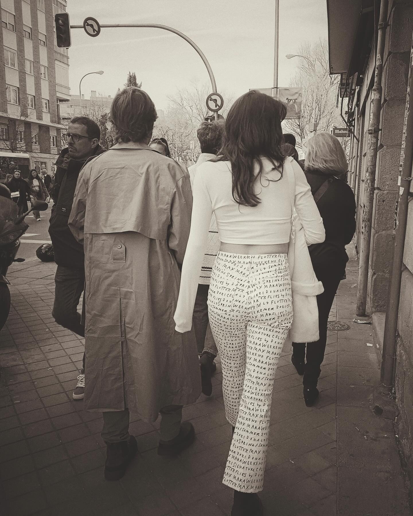 pareja que pasea por el rastro de Madrid atemporalmente