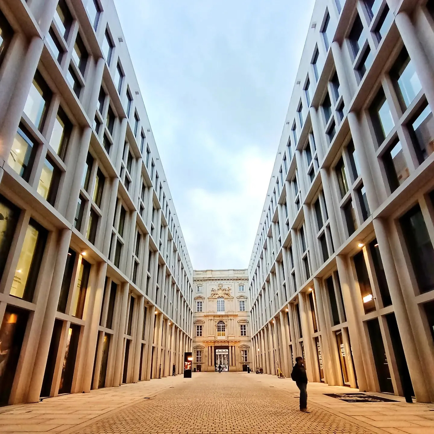 Vista de edificio dede la base con perspectiva brutalista
